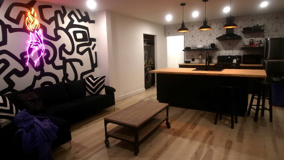Hollywood House | 2BR Lit & Spacious Across from Netflix