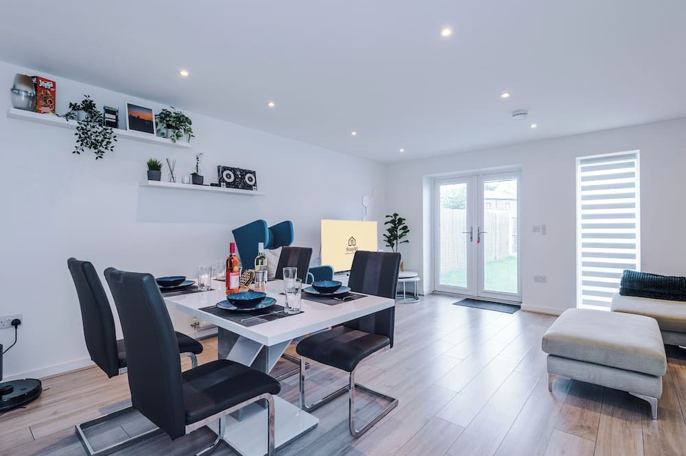 Salford House | 2BR Luxe Getaway in Salford W/WiFi, PS5, Parking