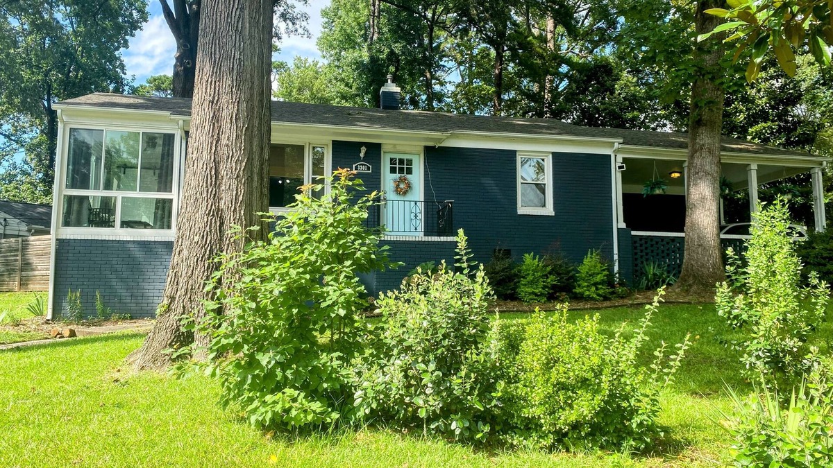 Charlotte House | 2BR - Pet-Friendly - Private Fully Fenced Yard - 5 mins Noda/Midwood!