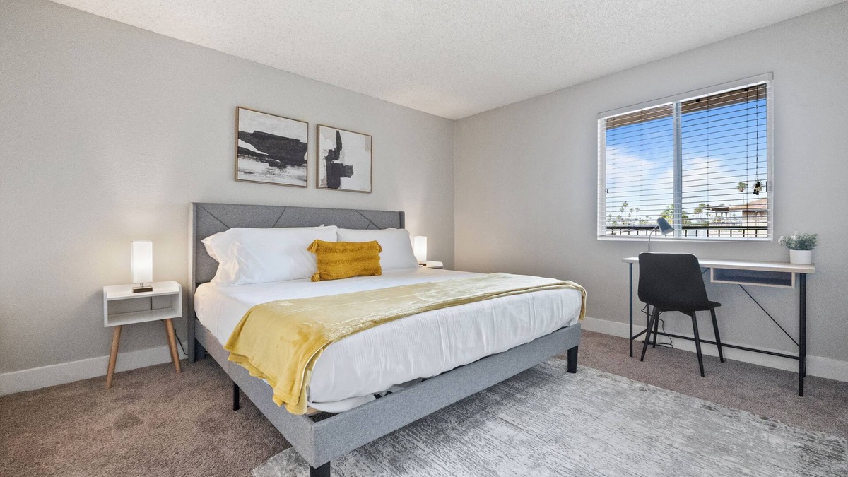 Mesa Apartment | 2BR/Pool/Gym/1 Mi To Banner Hospital