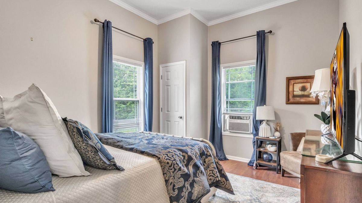 Mayhew House | 2BR Retreat | Relax with Sauna & Hot Tub