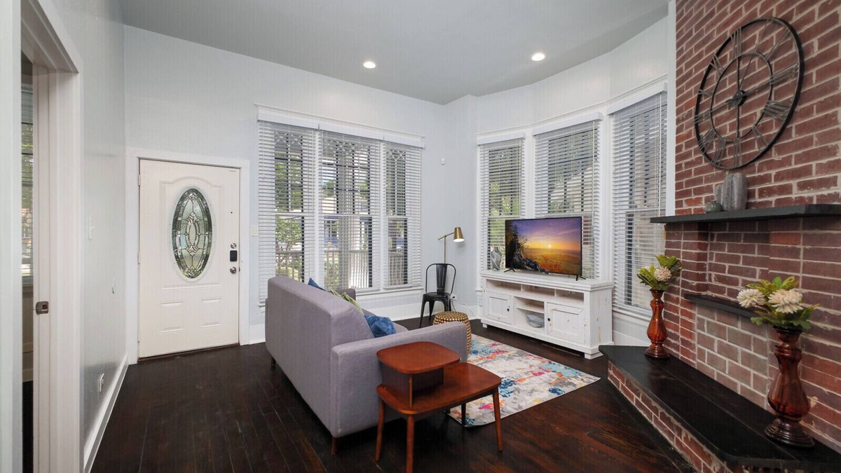 Southtown Condo | 2BR Riverwalk Condo Corporate & Insurance Stays Fast Wi-Fi W/D Monthly