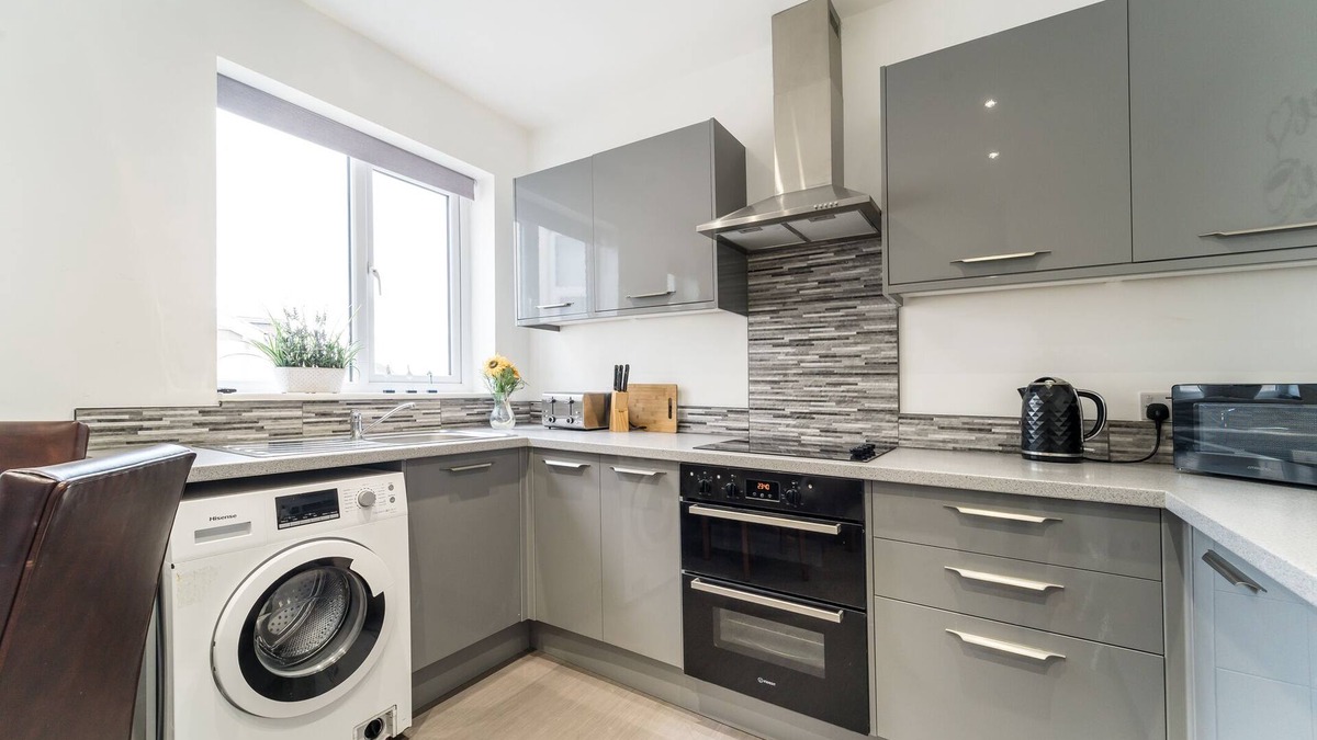 Southport Apartment | 2br-sleeps5-privategarden-freeparking-pets