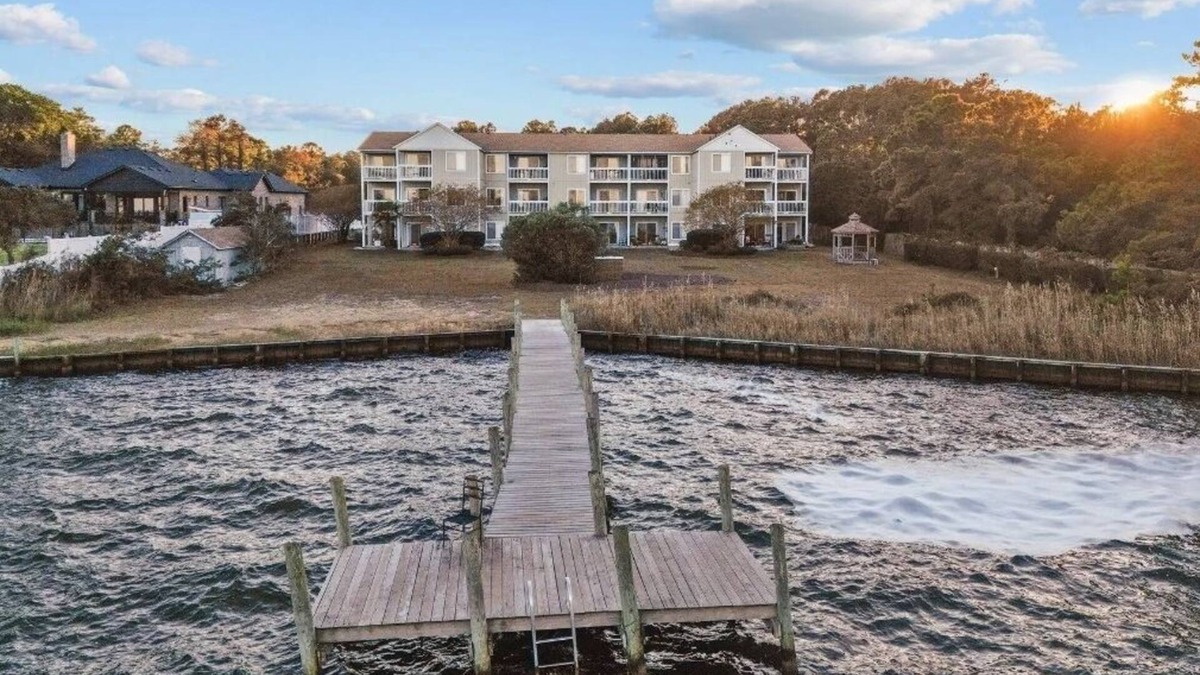 Manteo Condo | 2BR Sound-view condo near attractions w/balcony