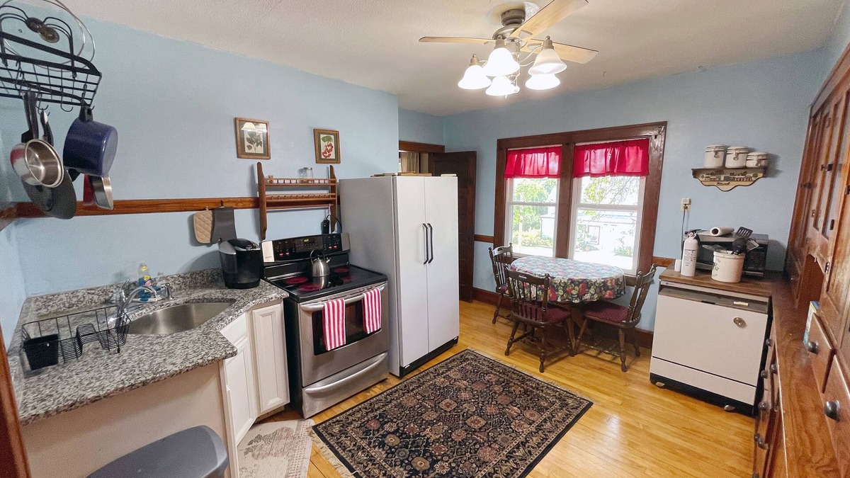 Sheboygan House | 2BR Spacious Upper, Overlooking Kiwanis Park, Close to Everything!