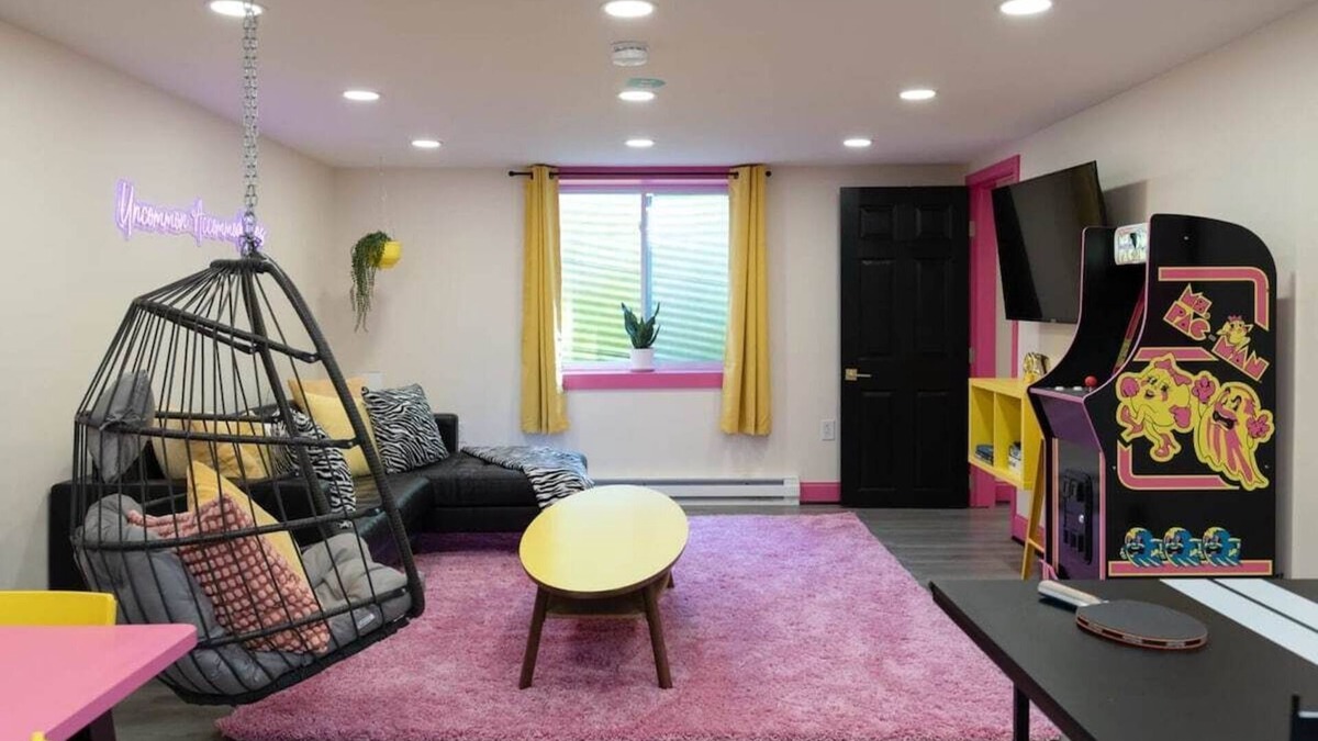 Jeffersonville Apartment | 2BR Suite @Smuggs w/sauna, hot tub, arcade & river