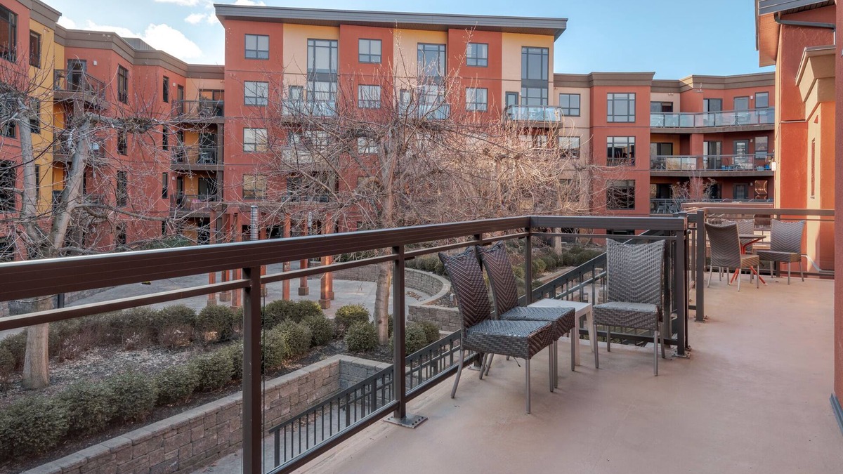South Pandosy Condo | 2BR Top Floor With Loft at Playa Del Sol Sleeps 8
