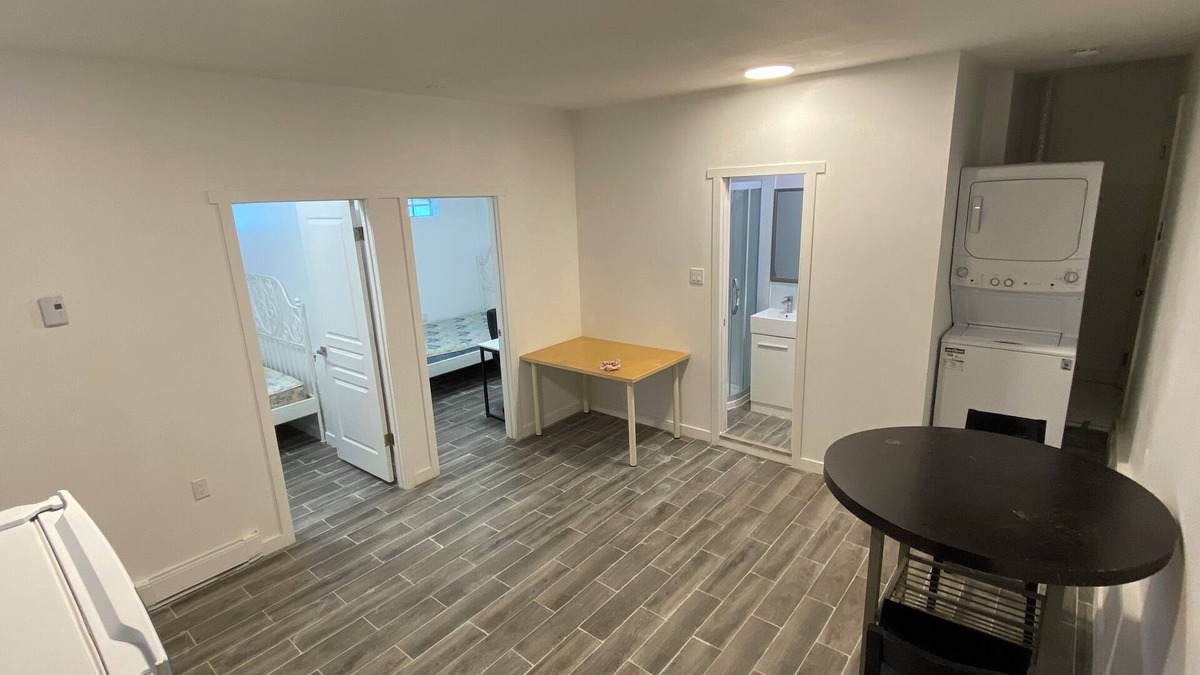 Burnaby House | 2BSuit/4minMetrotown/20minDowntown/Skytrain/Sleep4