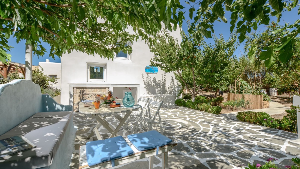 Agia Anna House | 2mins from Agia Anna/Plaka beach, family-friendly, quiet with backyard + garden