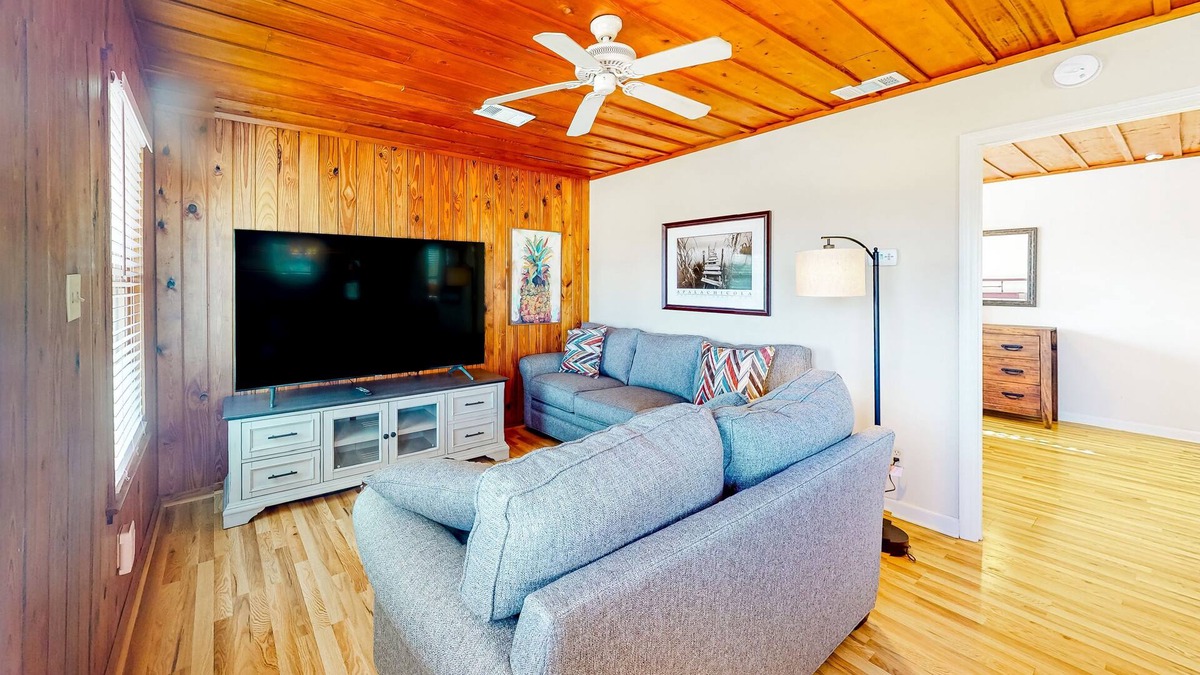 East End Cottage | 2nd-floor dog-friendly cottage near the beach with deck, WiFi, outdoor dining