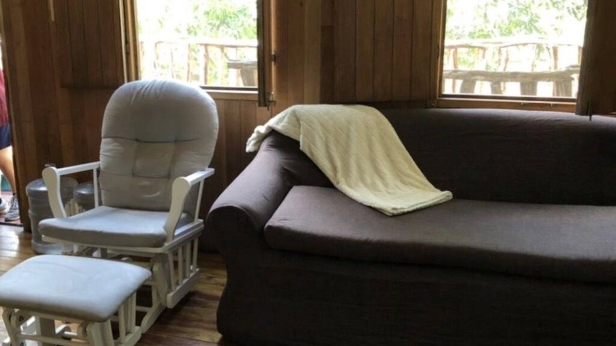 Billy White House | 2nd story. Secluded. deck. 90 acres. Bus at gate. Coconuts. Birds. Grill. Hike