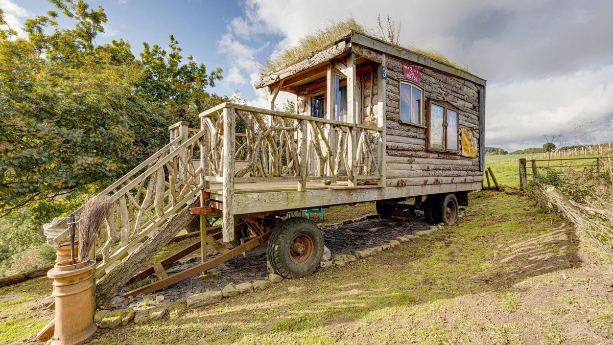 Scarborough Cabin | 2x Double Bed - Glamping Wagon, Dalby Forest