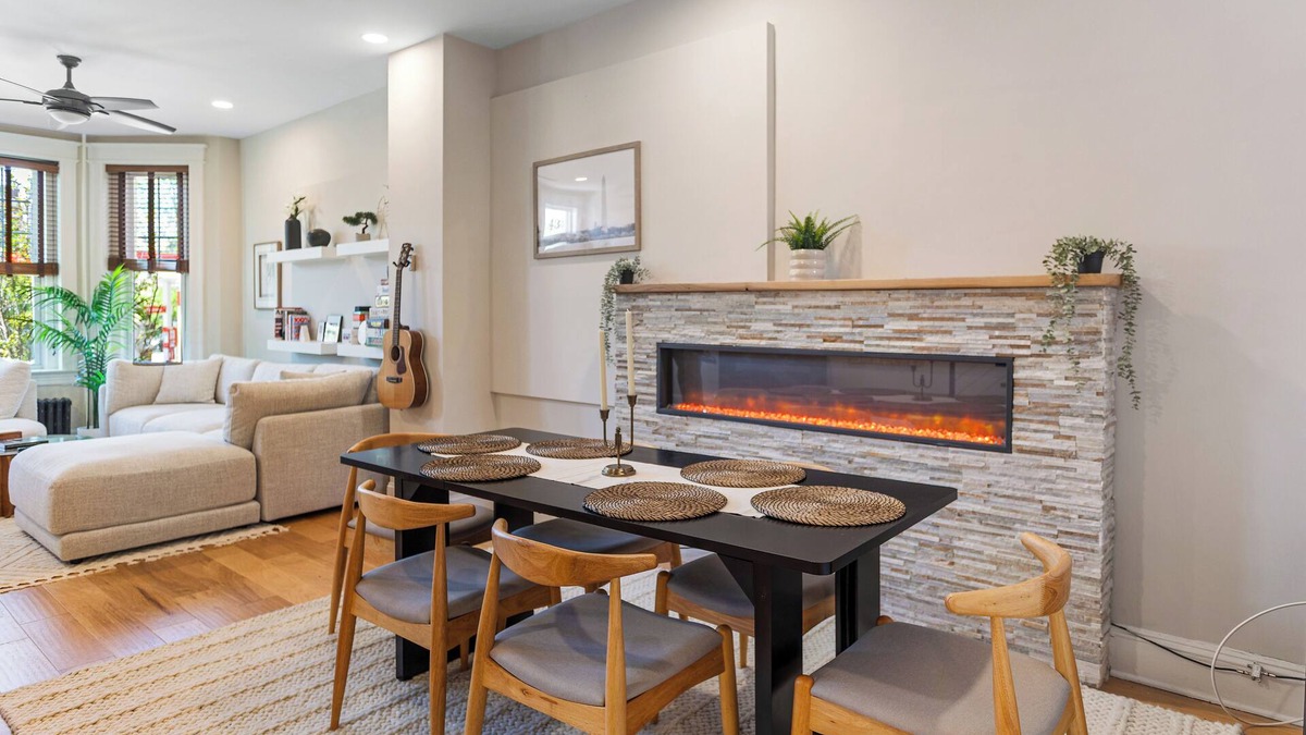 Bloomingdale House | 2x King Beds, 1x Trundle Bed, Fireplace, Private Backyard, Washer/Dryer