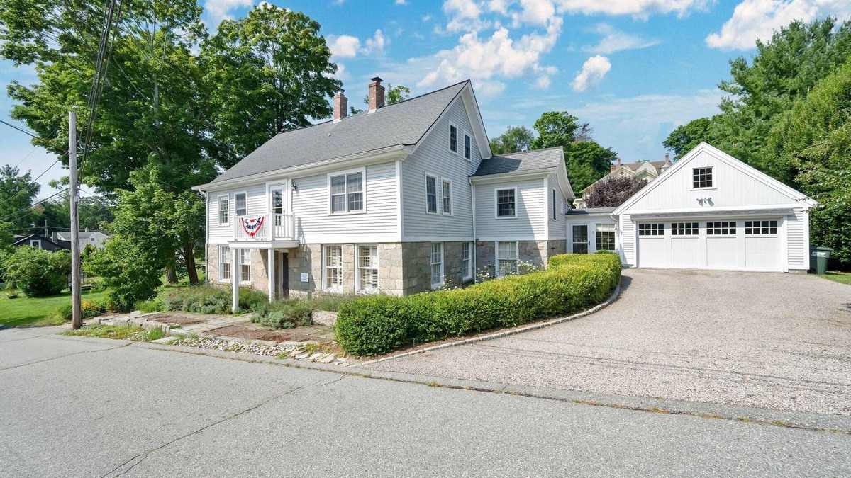 Mystic House | 3,000 sq ft Downtown Mystic House, Private Backyard & Parking