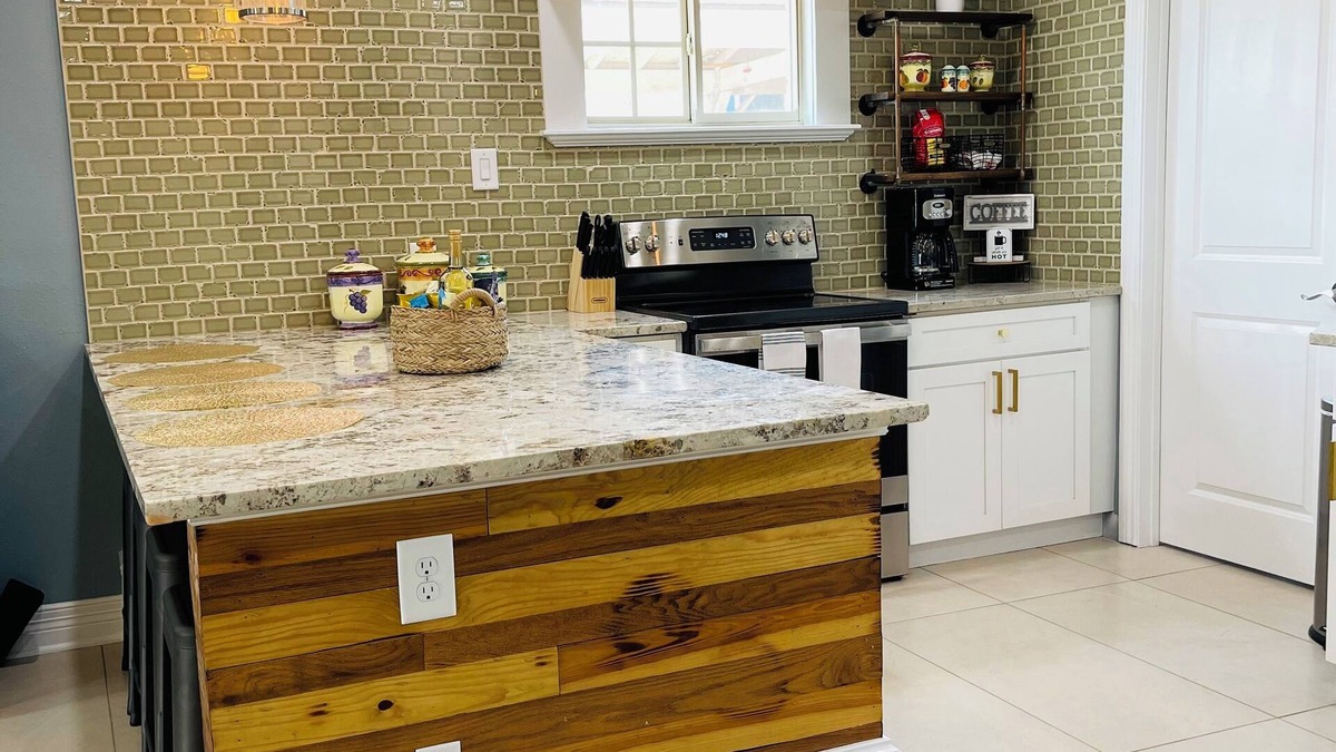 Government Hill House | 3/2.5- Sleeps 6: Sea World Fiesta Texas Downtown