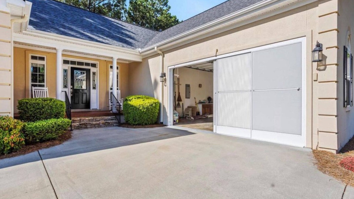McCormick House | 3/2 house on Tara Golf Course in charming McCormick with WiFi, fitness room, AC