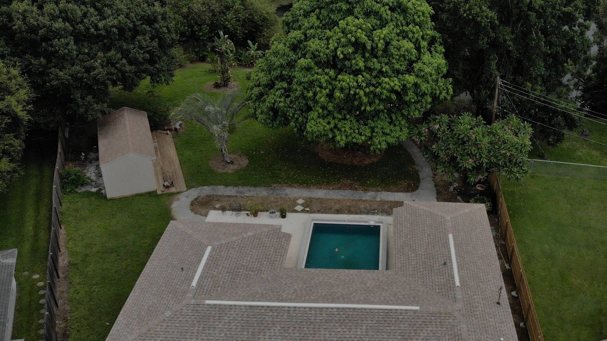 Meadowlawn House | 3/2 house with pool & pond in the backyard (73rd Ave)