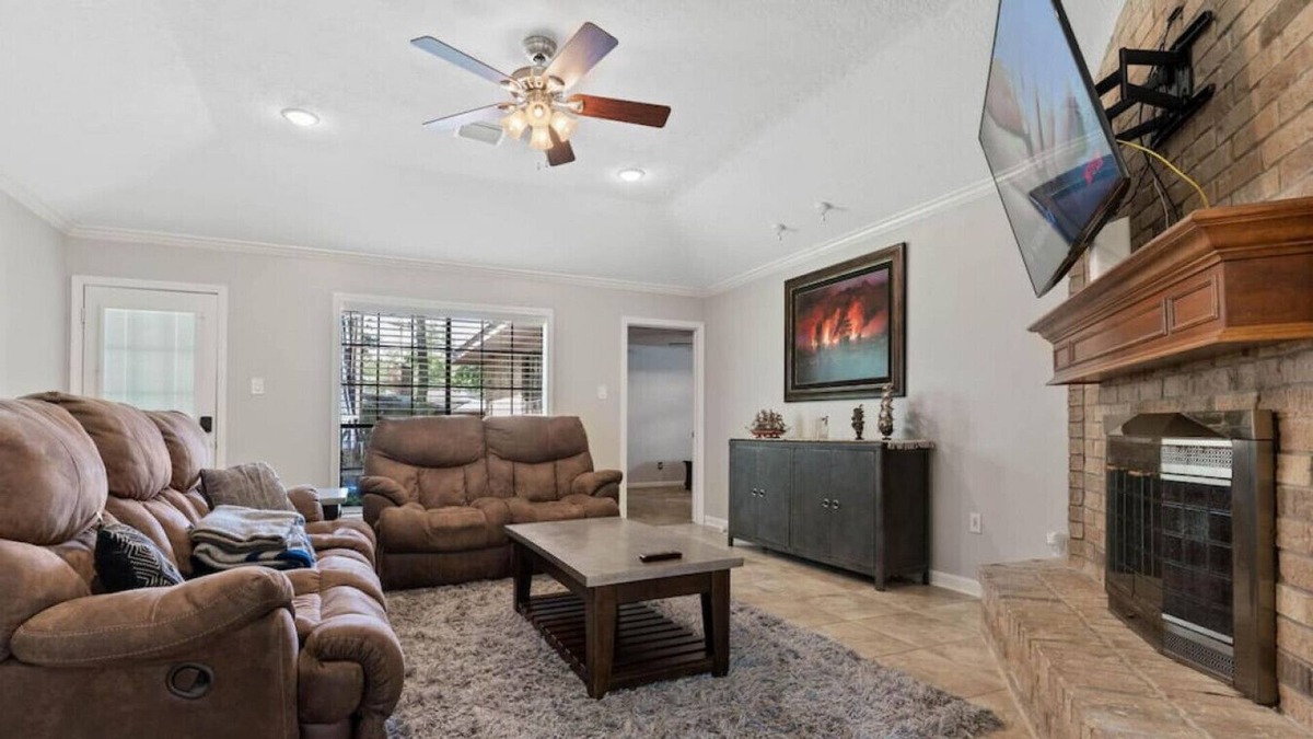 Dickinson House | 3/2 Oasis in a Beautifully Lush Neighborhood!
