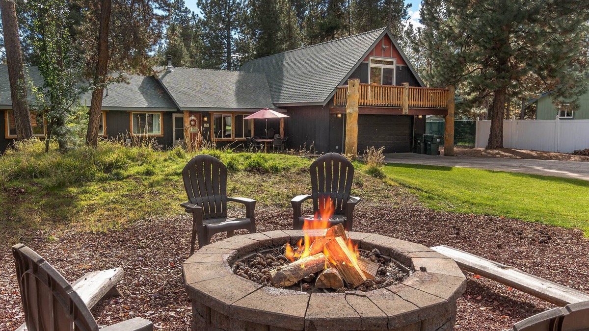 Three Rivers House | 3,200 Square Foot Home / Hot Tub / Fully Fenced in Yard / Pet Friendly / Firepit