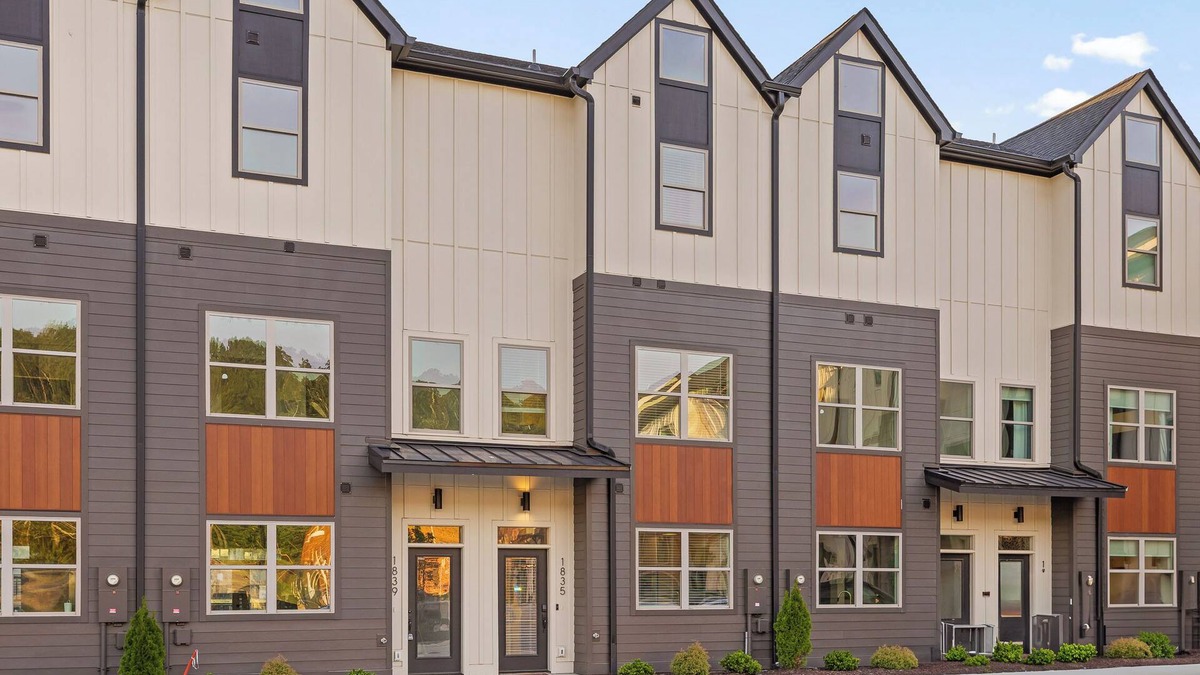Chattanooga House | 3/3 sauna, arcade, play couch, 70" TV, fire pit, balconies, 6 min from downtown