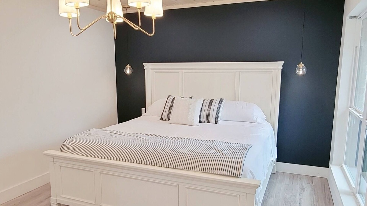 Georgetown House | 3 acre lot with King bed, 5 min from Lake Georgetown, Getaway, Sleeps 11 people