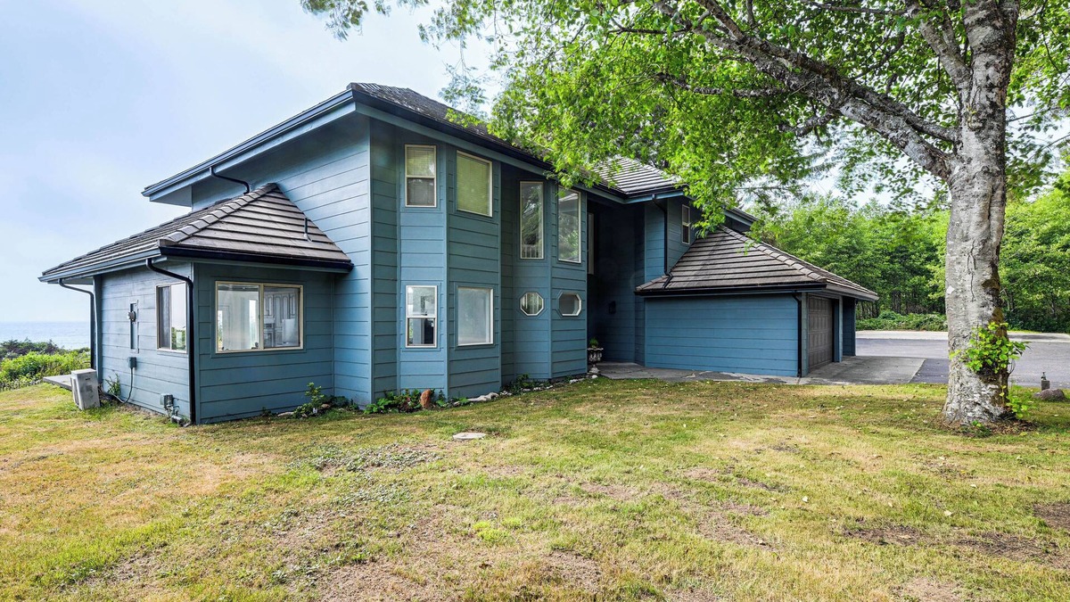 Brookings House | 3-Acre Property: Beachfront Home in Smith River!