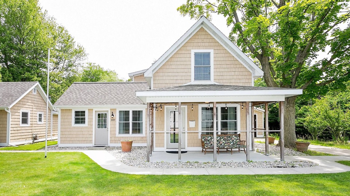 Douglas Cottage | 3 Adorable Old Fashioned Cottages In A Great Location ~ 3 Cottages At One Price!