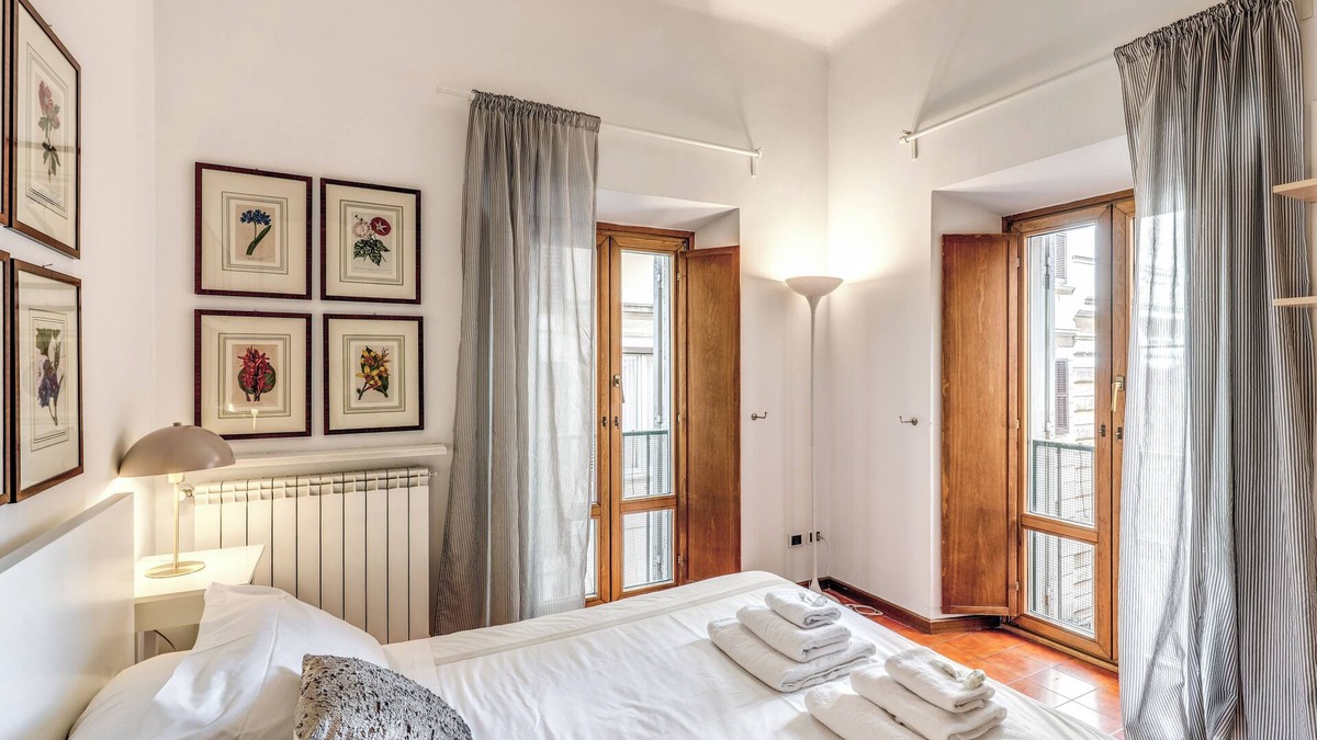 Rione V Ponte Apartment | 3 Bdr. Apt. Near Piazza Navona | 4 AC, WiFi, Heat