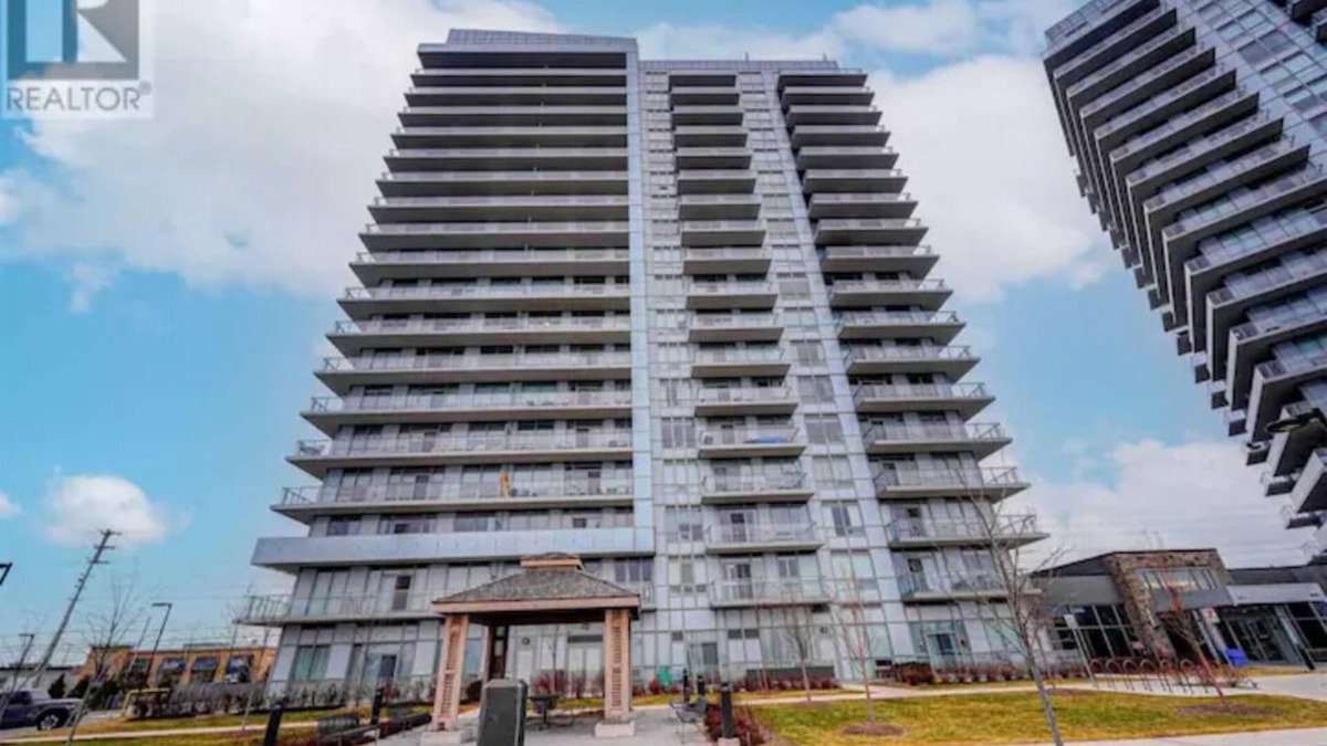 Central Erin Mills Condo | 3 bdr plus den with 1155 sq ft living space