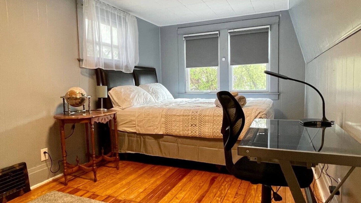 Niagara Falls House | ♥3 bdrm Niagara Falls Home ♥ A/C♥ Hot Tub♥ Parking
