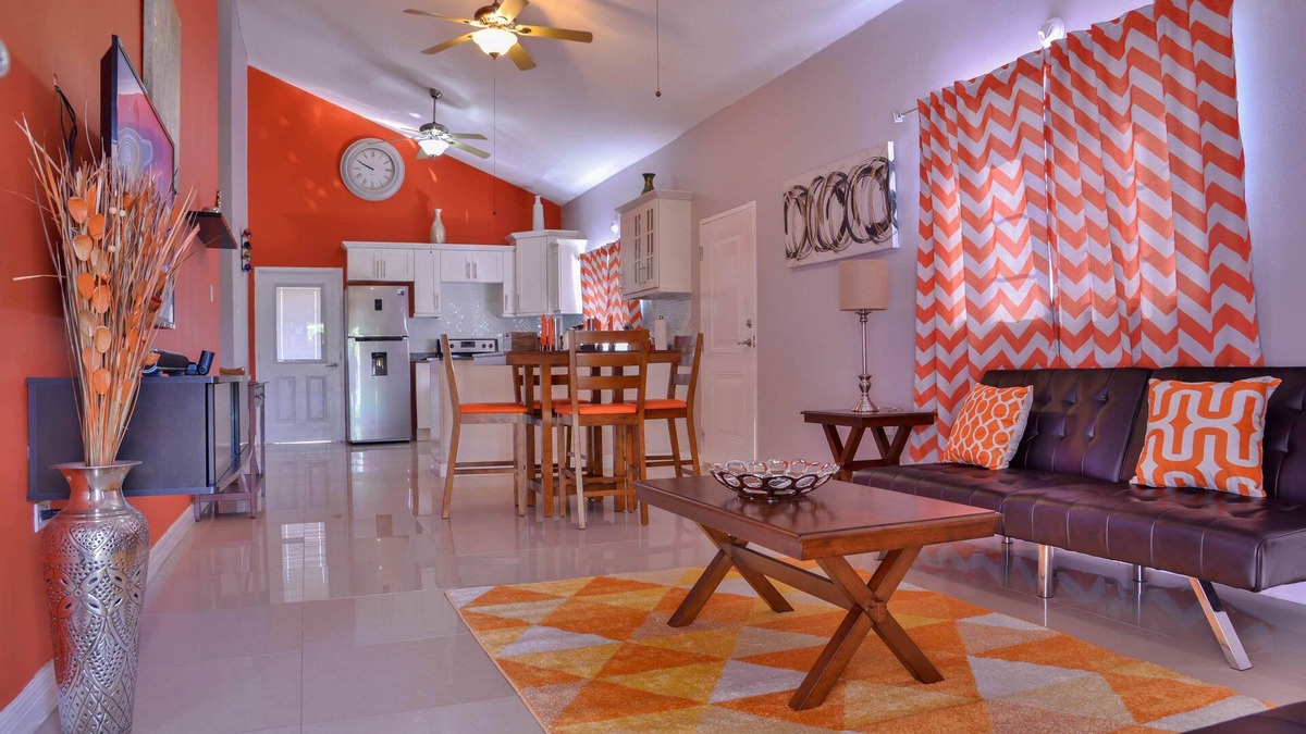 Kingston House | 3 bdrm, Pool, Wifi, Netflix,Sleeps 9,Family Friendly,Gated, Quite Neighborhood.