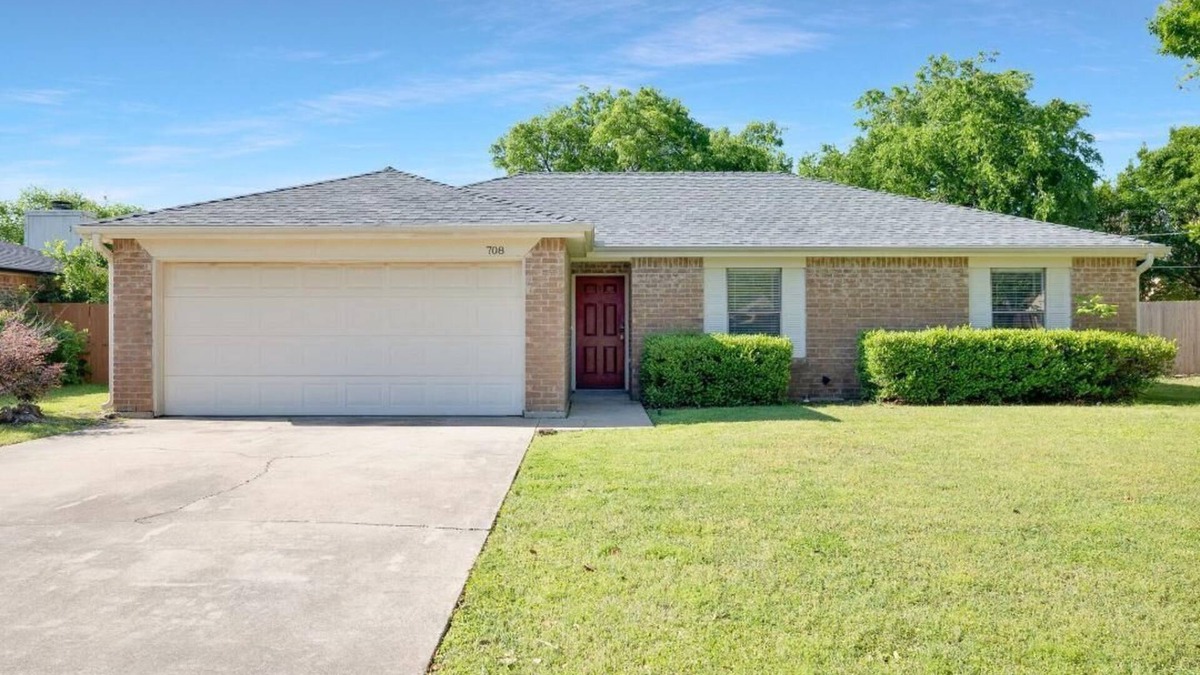 Keller House | 3 Bdrm-Walk to all!