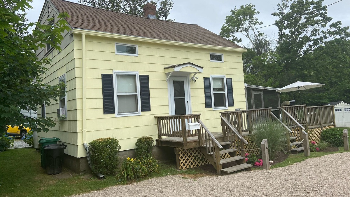 Narragansett Pier House | 3 Bed 1.5 bath cottage in walking distance to Narragansett Town Beach & Pier
