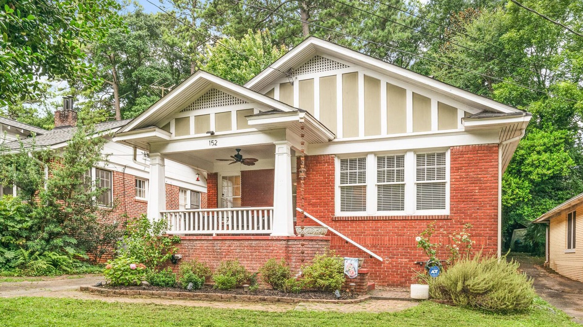 Decatur House | 3 bed 1 bath Downtown Decatur renovated bungalow