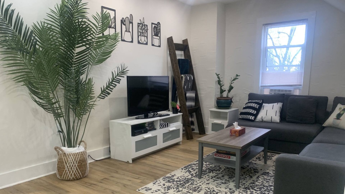 Cambridge House | 3 Bed + 1 Bath "Home-Away-From-Home" stay, 5 mins from 401
