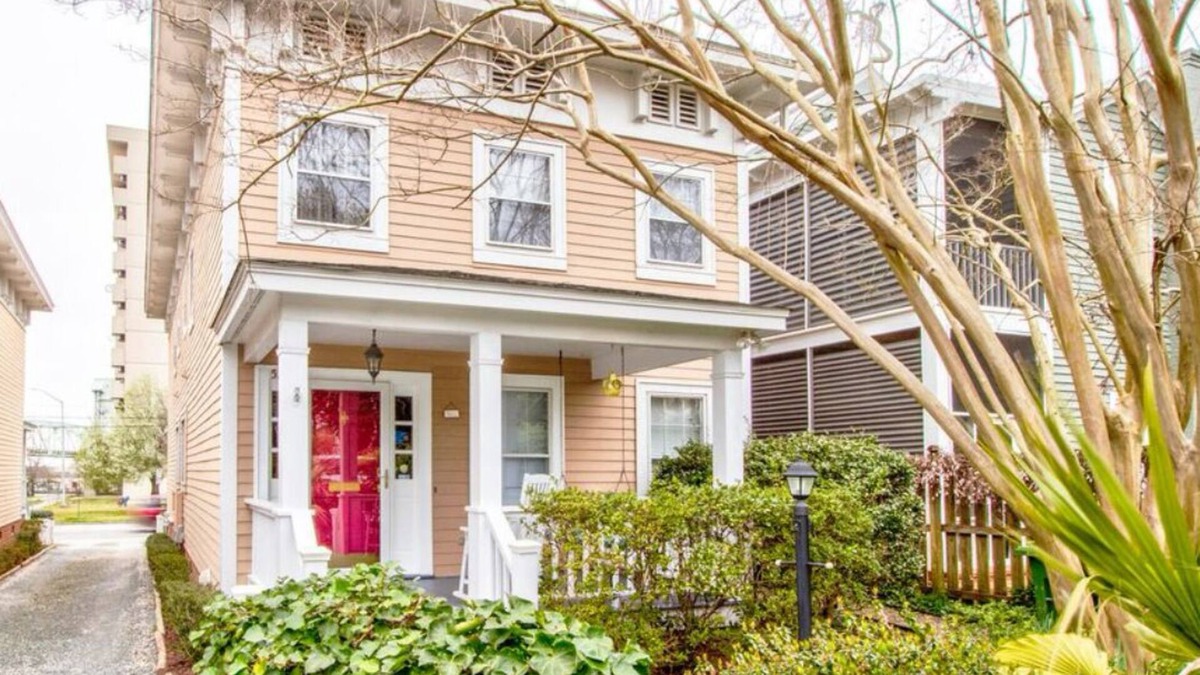 Wilmington Historic District House | 3-bed, 2.5 bathroom, Downtown Front St. Wilmington With Off Street Parking Lot