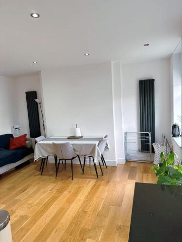 Greenwich West Apartment | 3 Bed 2 Bath Apartment Near Greenwich Park 6 guests maximum