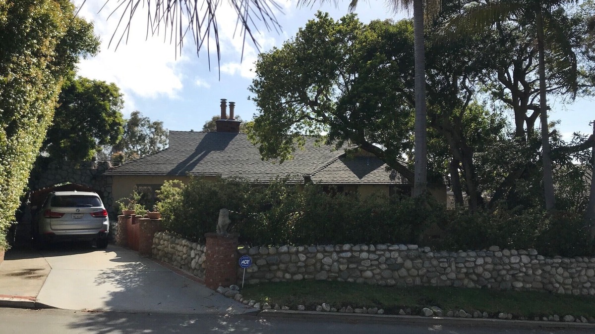 Redondo Beach House | 3 bed 2 bath Beach cottage 1750 sq ft with gardens 15 minute walk to the beach