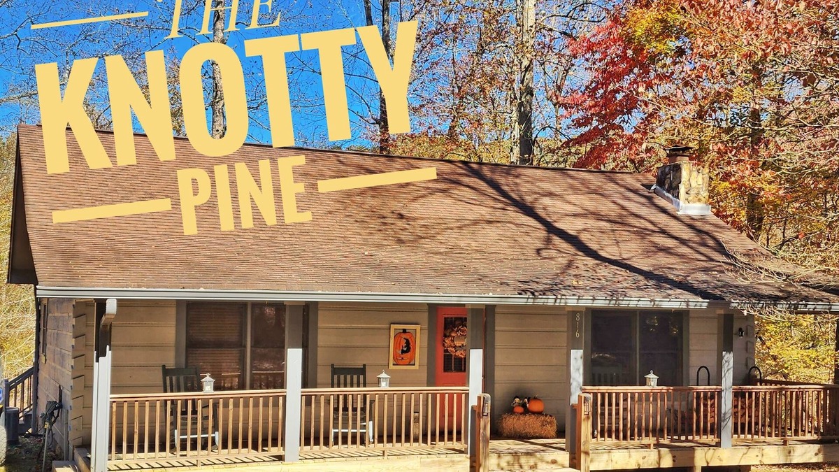 Ellijay Cabin | 3 bed/2 bath Cozy Cabin on the Coosawattee River with HotTub & Fireplace