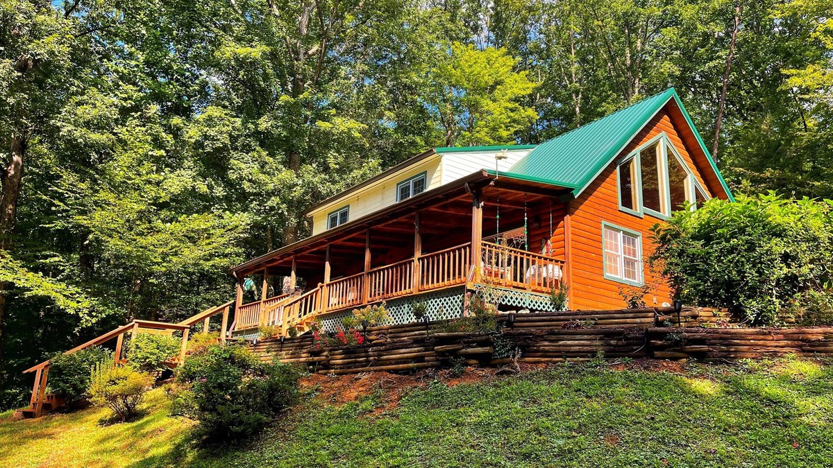 Cosby House | 3 Bed 2 Bath~Hot Tub~Fire Pit~Game Room~Popcorn Machine~Hammocks~Mountain Views.