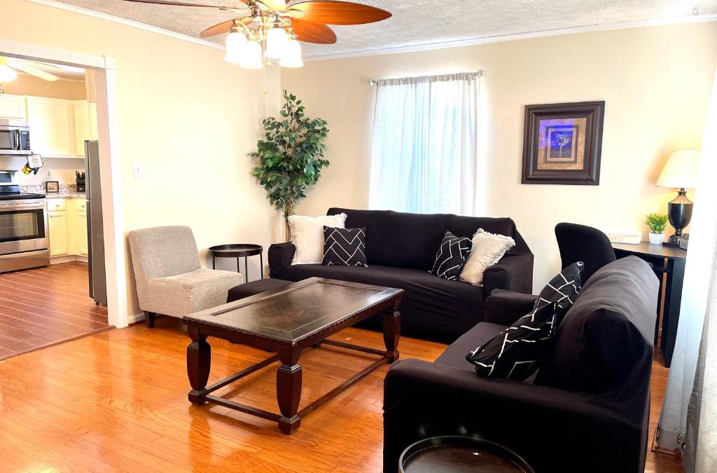 Havelock House | 3 Bed 2 Bath House, Quiet & downtown Smart TVs in all rooms, Whole house to yourself