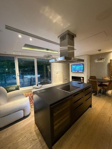 West Kensington Apartment | 3 Bed 2 Bath Luxury Apartment in Kensington