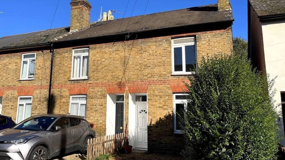 Runnymede House | 3 Bed 2 Lounge House up to 40pc off Monthly in Addlestone by Angel and Ken