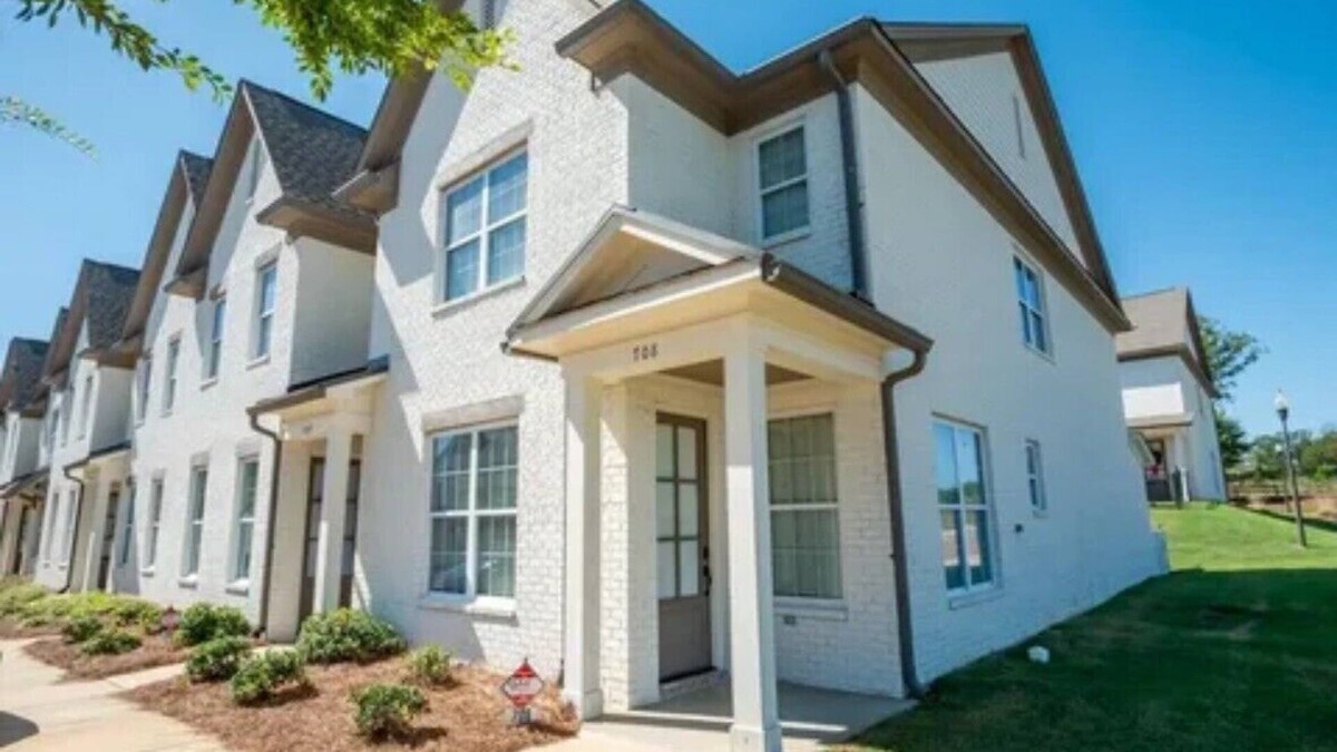 Oxford Condo | 3 bed/3.5 bath end unit Condo in Oxford. 2 miles from the Square and Campus.