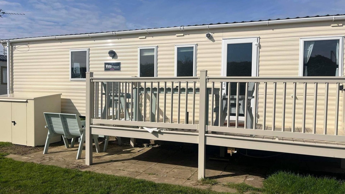 Heacham Ski Chalet | 3 Bed 8 Berth Caravan with decking Free WiFi