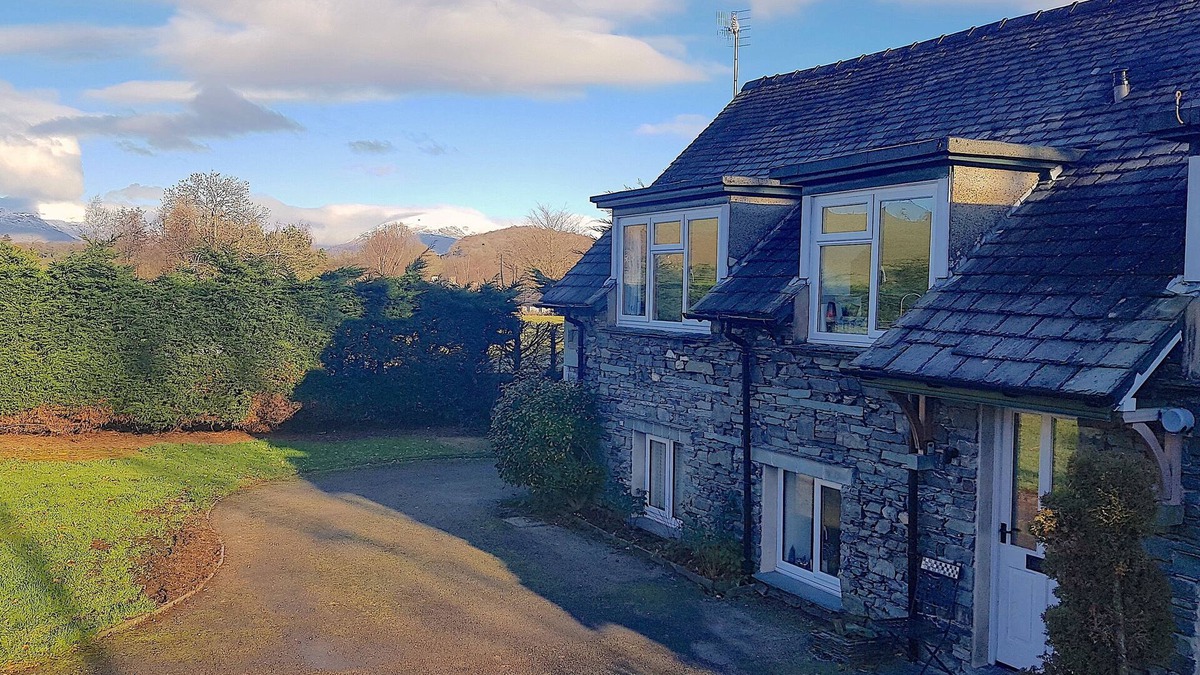 Hawkshead Cottage | 3 Bed Barn - Sleeps 6 - Parking - WIfi