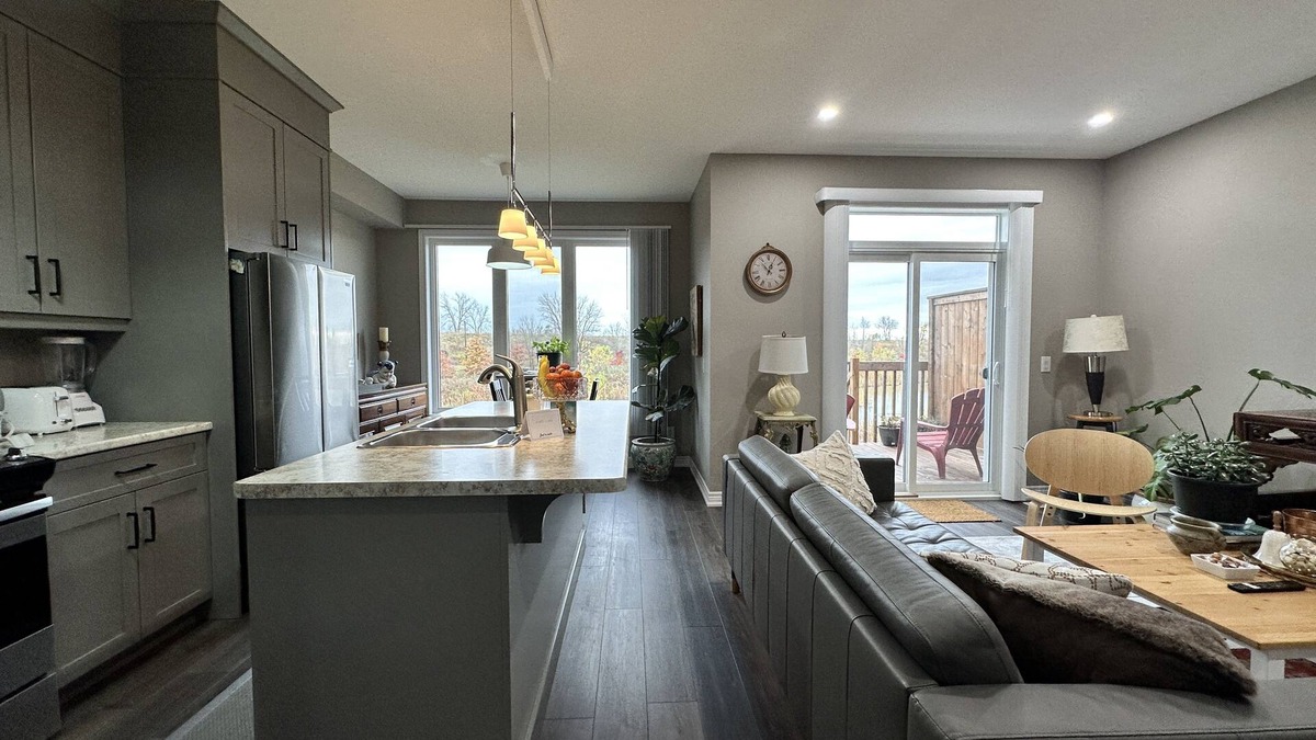 Welland House | 3-Bed Beauty with Scenic Backyard Views In Niagara
