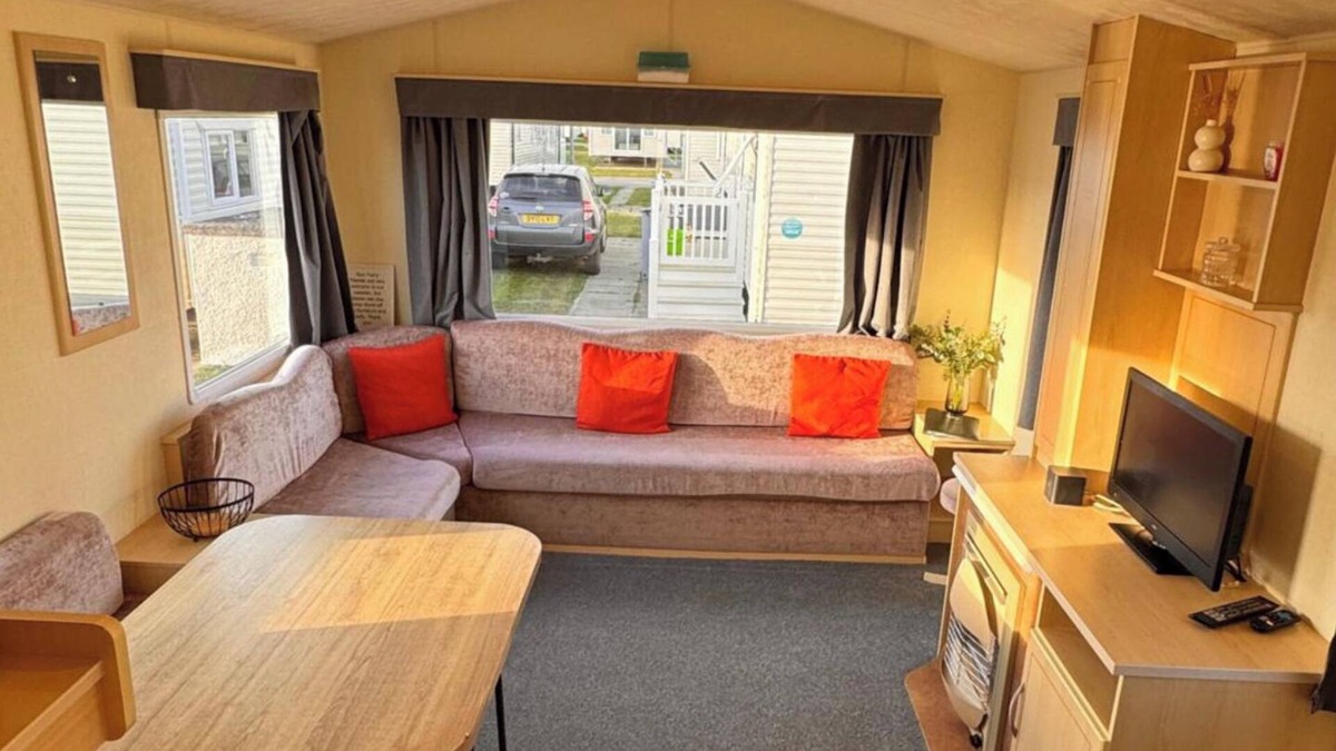 Rhyl Ski Chalet | 3 Bed Caravan, 8 Berth, Pet Friendly, Parking