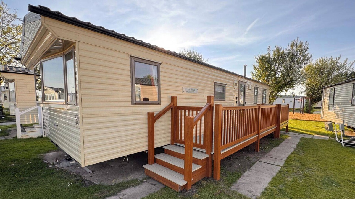 Towyn Ski Chalet | 3 Bed Caravan - Side gated decking, WiFi, Pets