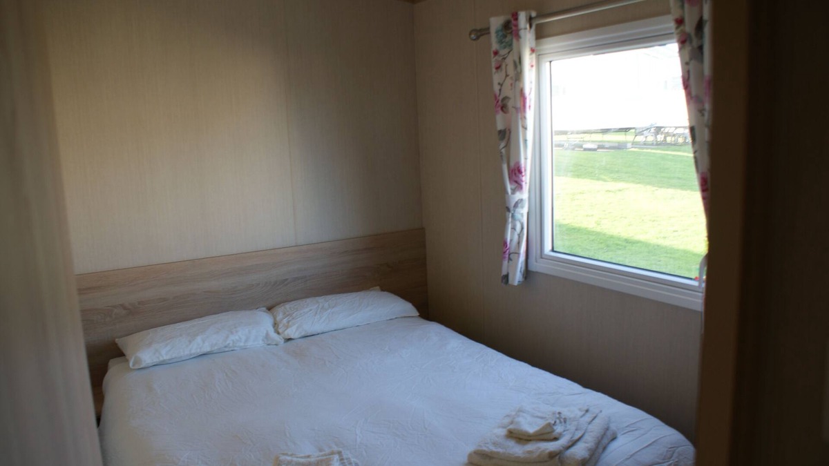 Crimdon House | 3 Bed Caravan-Sleeps 6-Pool-Garden-Parking-Hot Tub